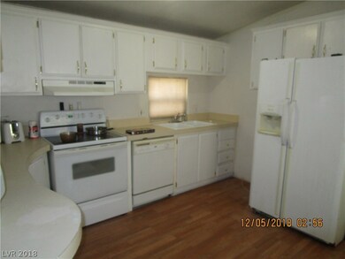 Kitchen with breAkfast bar, electric cook top stove, refrigerator and dishwasher included