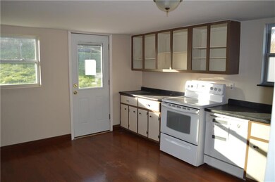 Wow ! Look at the size of this eat-in kitchen with