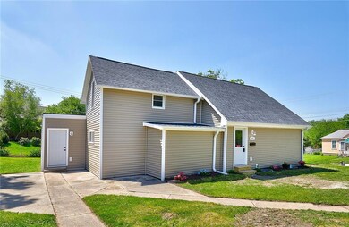 812 1st St N, Newton, IA 50208 - photo 2