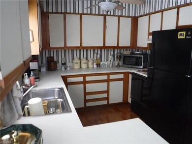 122 N Oakwood Dr, Statesville, NC 28677 - photo 5