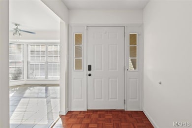 Foyer with plenty of natural light and ceiling fan