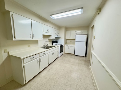 Kitchen w/ appliances