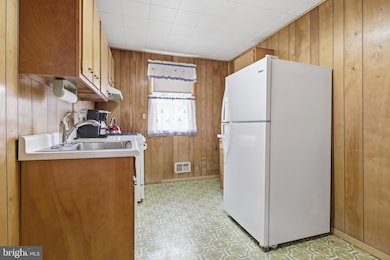 933 Bedford Ave, Darby, PA 19023 - photo 5