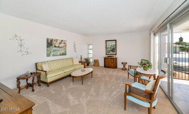 9512 W Oakstone Dr-large-008-027-9512 W