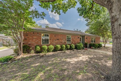 300 Tanglewood Dr, Hurst, TX 76053 - photo 2