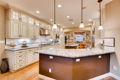 Gourmet Kitchen - Large Island with Vegetable Sink