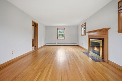 215 Pine Ln, Wethersfield, CT 06109 - photo 3