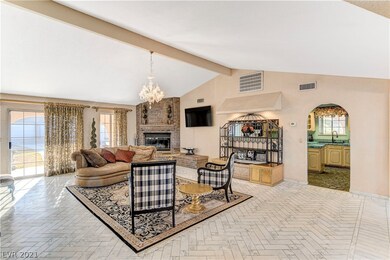 Spacious Living Room w/Vaulted Ceiling, Italian Ma