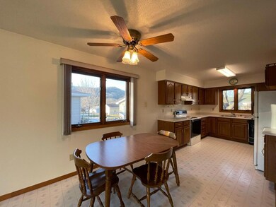 512 S 4th St, La Crescent, MN 55947 - photo 6