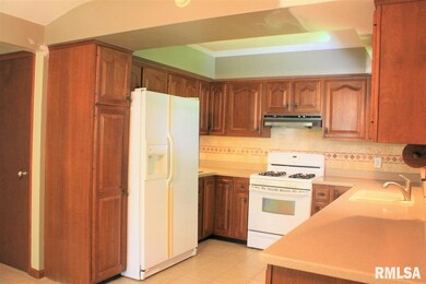 3714 Forest Rd, Davenport, IA 52807 - photo 5