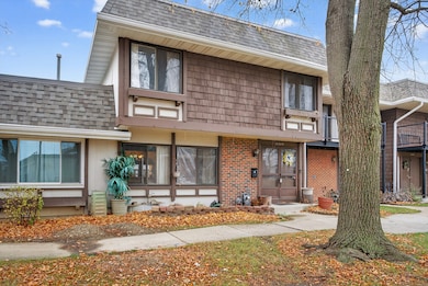 5525 Pebblebeach Dr unit 275, Hanover Park, IL 60133 - photo 2