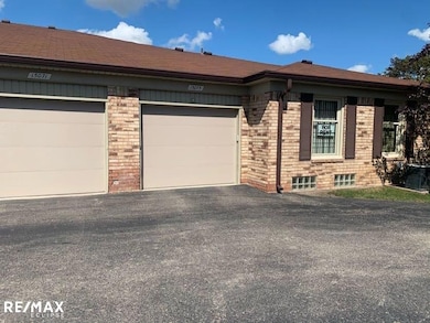 15075 Sebastian Ct unit 16, Shelby Township, MI 48315 - photo 2