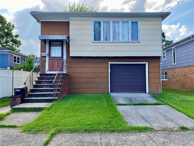 2 floors, 4 bedroom, 2 baths, 2 eat-in kitchens, 2 livingrooms