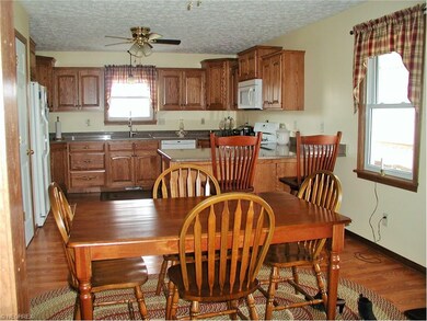 Awesome kitchen w/quartz countertops..Plenty of ca