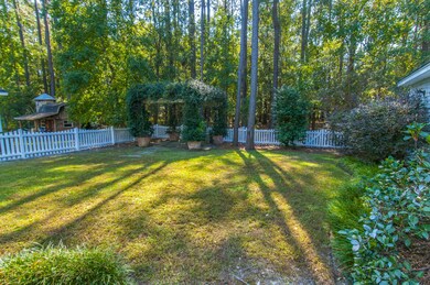 PICKET FENCE ENCLOSE BK YD