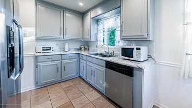 919 Pendleton Dr, Lansing, MI 48917 - photo 5