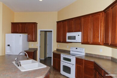 Beautiful Cabinets w/ New Appliances