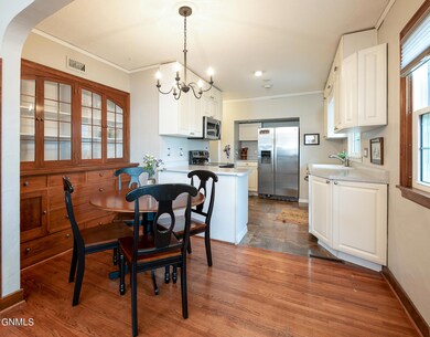 Dining to Kitchen