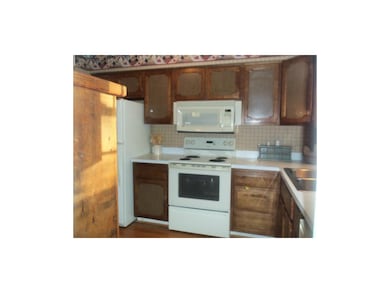 Kitchen All Applainces Stay!