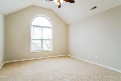 008-photo-primary-bedroom-10903835