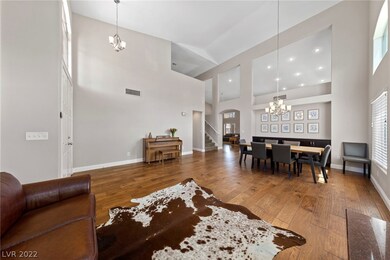 *LIVING ROOM/DINING ROOM COMBO*