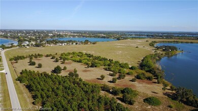 991 Lake Dr E, Lake Placid, FL 33852 - photo 2