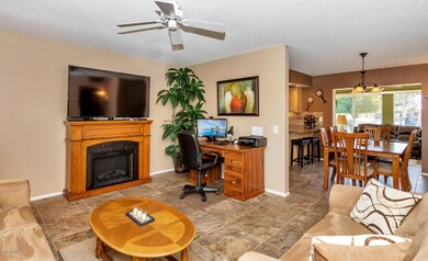 10405 W Kingswood Cir-large-005-2-Living