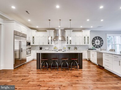 9222 Brian Dr, Vienna, VA 22180 - photo 2