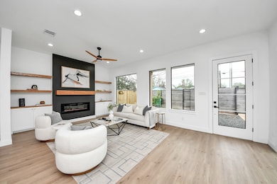 Welcome to a living room that
effortlessly combin