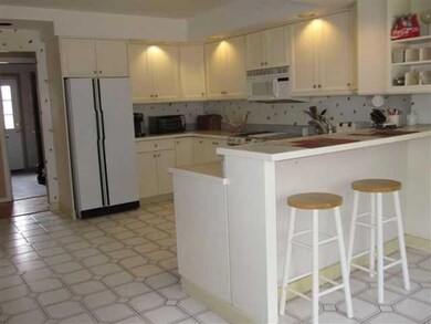 Kitchen. with breakfast bar