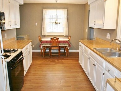 Eat-in Area in the kitchen