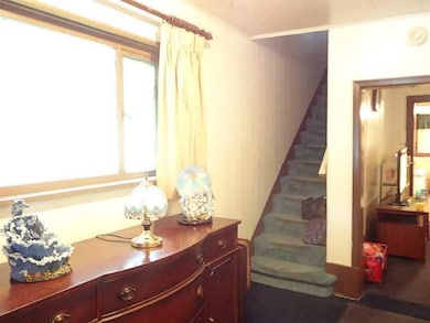 Entry/Foyer.