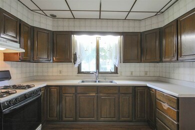 524 W 4th St, Cedar Falls, IA 50613 - photo 3