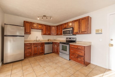 39 Old Hackett Hill Rd unit 3F, Manchester, NH 03102 - photo 2