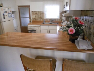 breakfast bar adjoining kitchen