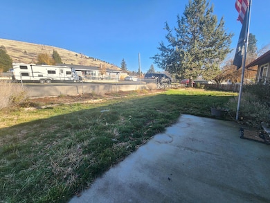 1902 Carlson Dr, Klamath Falls, OR 97603 - photo 7