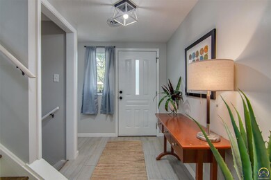 3231 SW 33rd St, Topeka, KS 66614 - photo 5