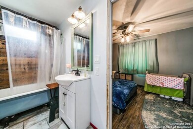 19214 Scenic Loop Rd, Helotes, TX 78023 - photo 4