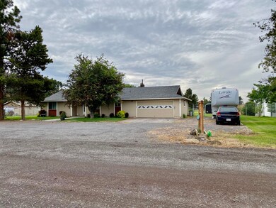 3925 NW Walnut Ave, Redmond, OR 97756 - photo 2