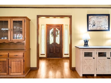 Foyer Entryway w/Coat Closet