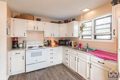 2105 SW 66th St, Topeka, KS 66619 - photo 3