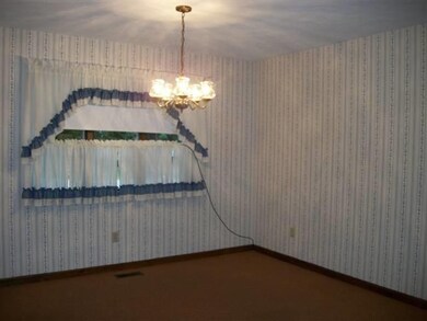 530 Southgate St, Lincoln, IL 62656 - photo 4