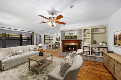 10026 Burgoyne Rd, Houston, TX 77042 - photo 5