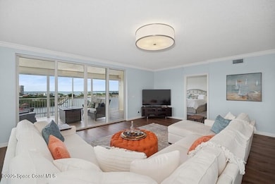 04_100RiversideDrUnit701_3_FamilyRoom_Fl