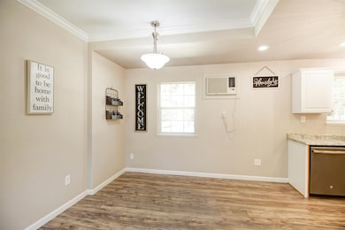 Dining/ kitchen combo