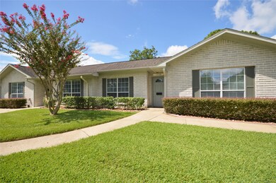 17128 Blackhawk Blvd unit 128, Friendswood, TX 77546 - photo 3