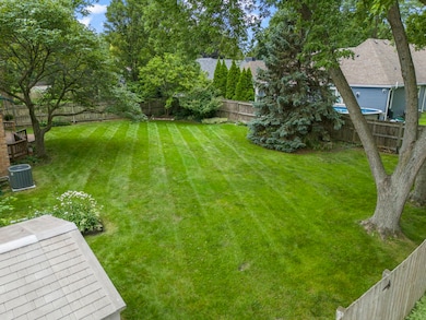 2002 Middleton Dr, Wheaton, IL 60189 - photo 3