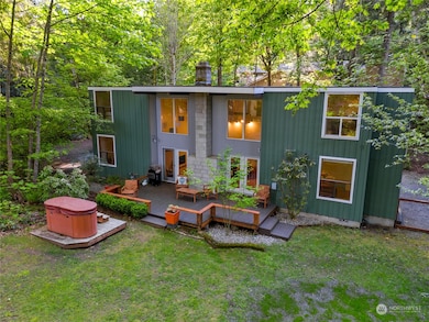 Backyard Deck & Hot Tub!