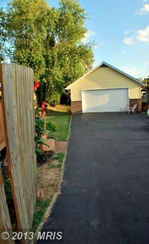 2401 Oak Manor Rd, Sparrows Point, MD 21219 - photo 3