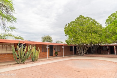 910 N Alvernon Way unit B, Tucson, AZ 85711 - photo 2
